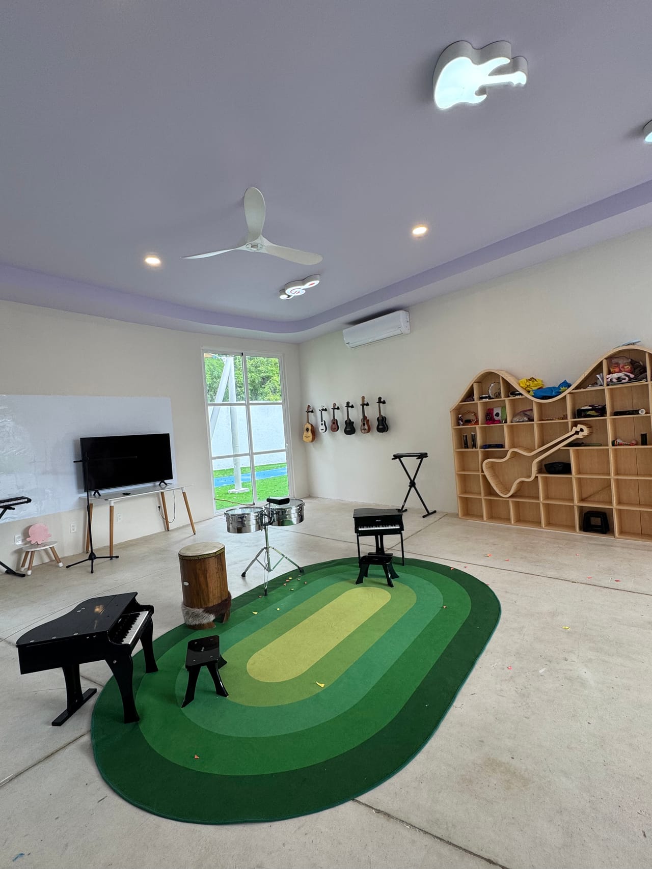 Salón de música con piano, batería y guitarras