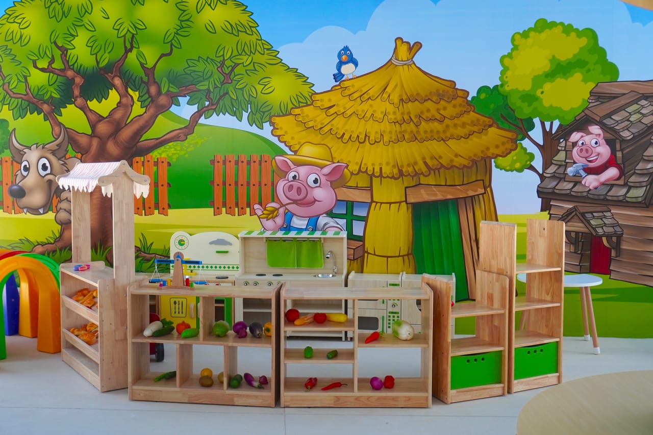 Rincón de juego con un mercado de madera