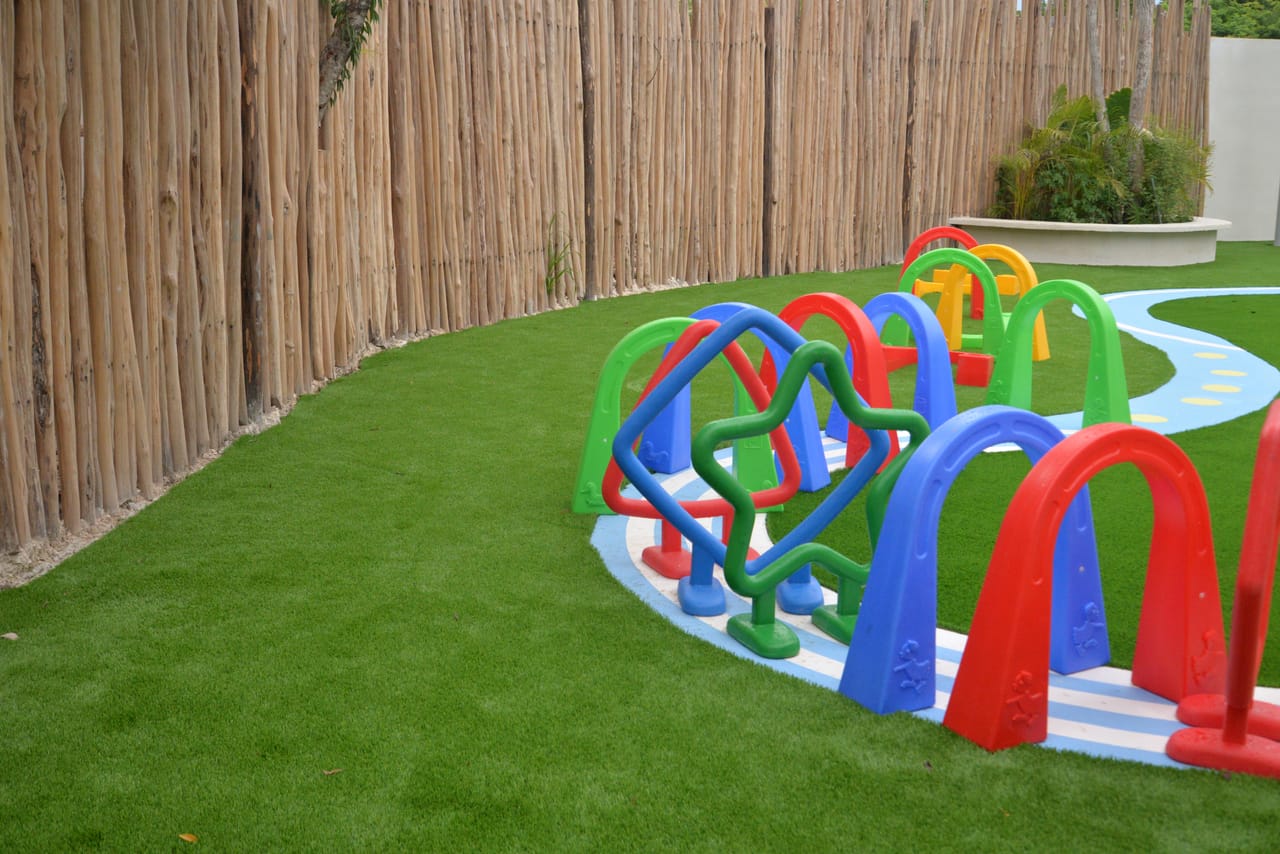 Juegos de colores en el jardín de la escuela