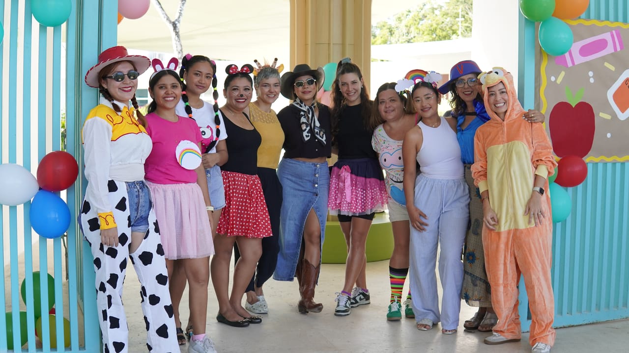 El equipo de la escuela, disfrazado para una celebración