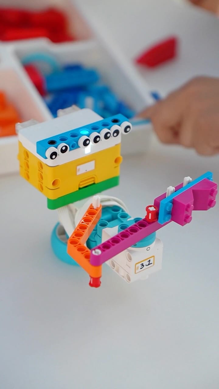 Un robot de piezas de colores armado en la clase de Robótica