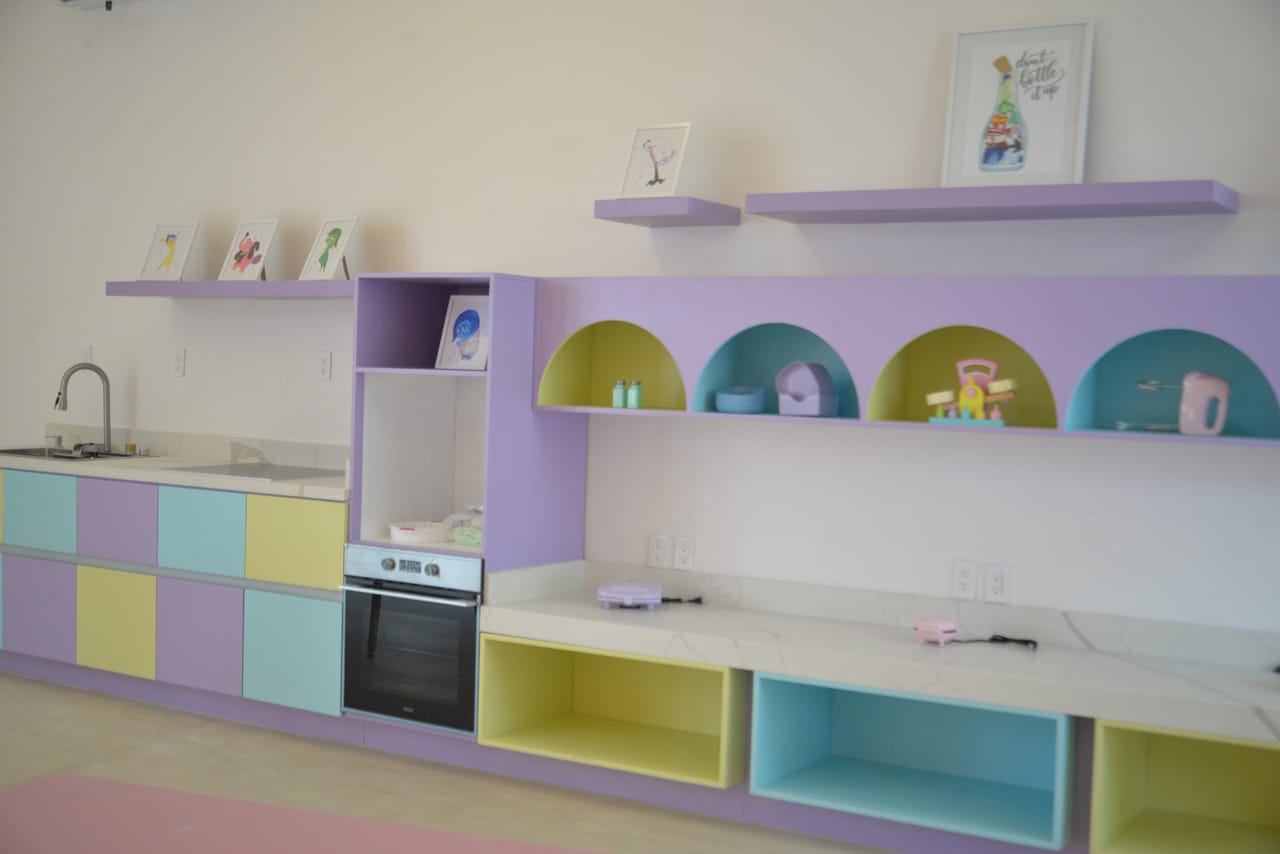 Salón de cocina con muebles en colores pastel