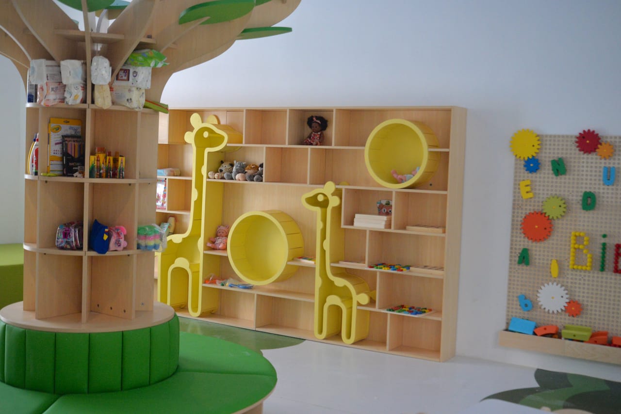 Rincón de lectura con un librero en forma de árbol